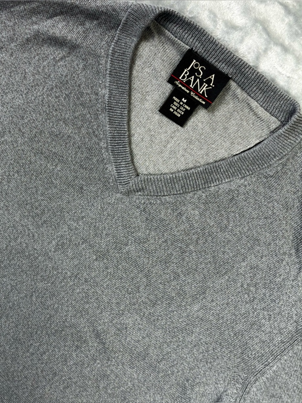 Jos. A. Bank 100% Silk Mens V-Neck Sweater Size Medium Gray Pullover Lightweight